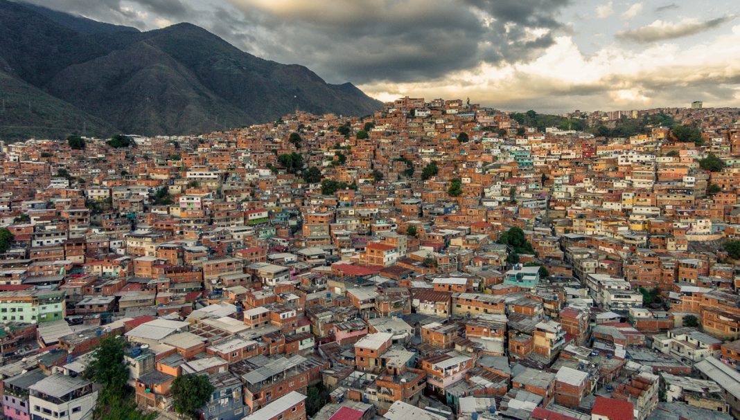 Aprender música en la calle, un regalo para niños de una favela de Caracas