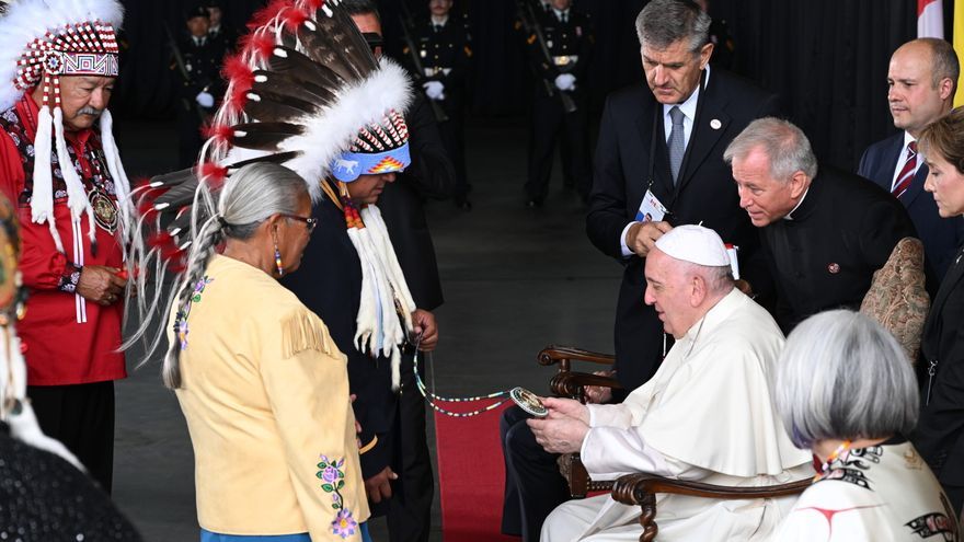 Papa Francisco recibió la bienvenida de los indígenas en Canadá