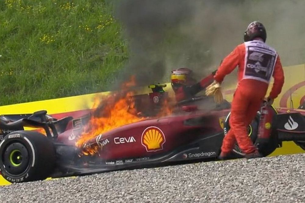 Se incendia Ferrari de Carlos Sainz durante la Formula 1