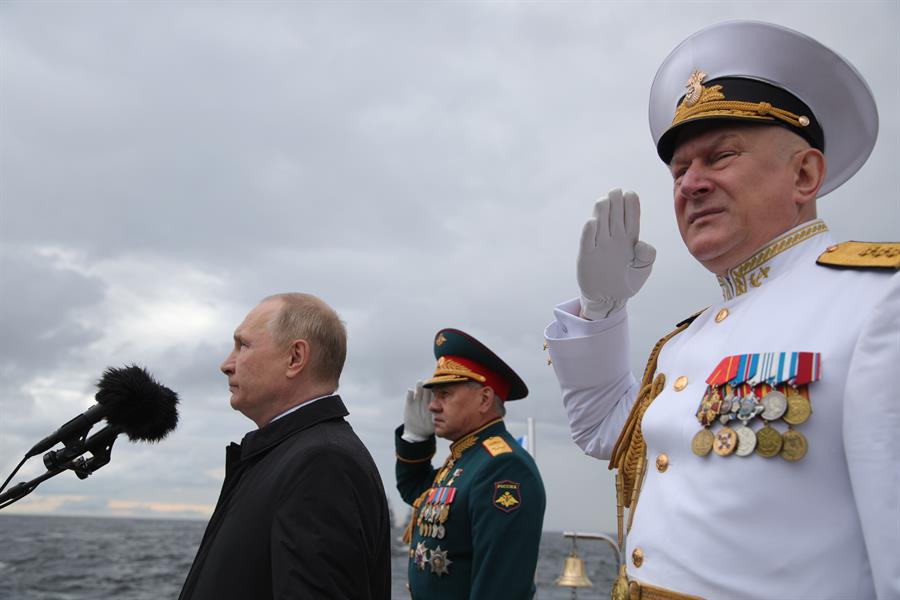 El presidente Vladimir Putin preside un desfile naval con motivo del Día de la Armada