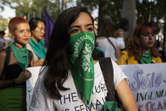 Condenan joven a 50 años de prisión por aborto espontaneo en El Salvador