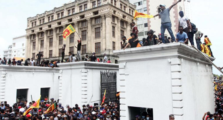 Multitud asalta casa de gobierno de Sri Lanka y saca corriendo al presidente