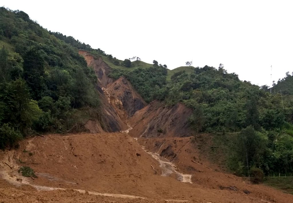 Derrumbe de una ladera deja dos muertos en el noreste de Colombia