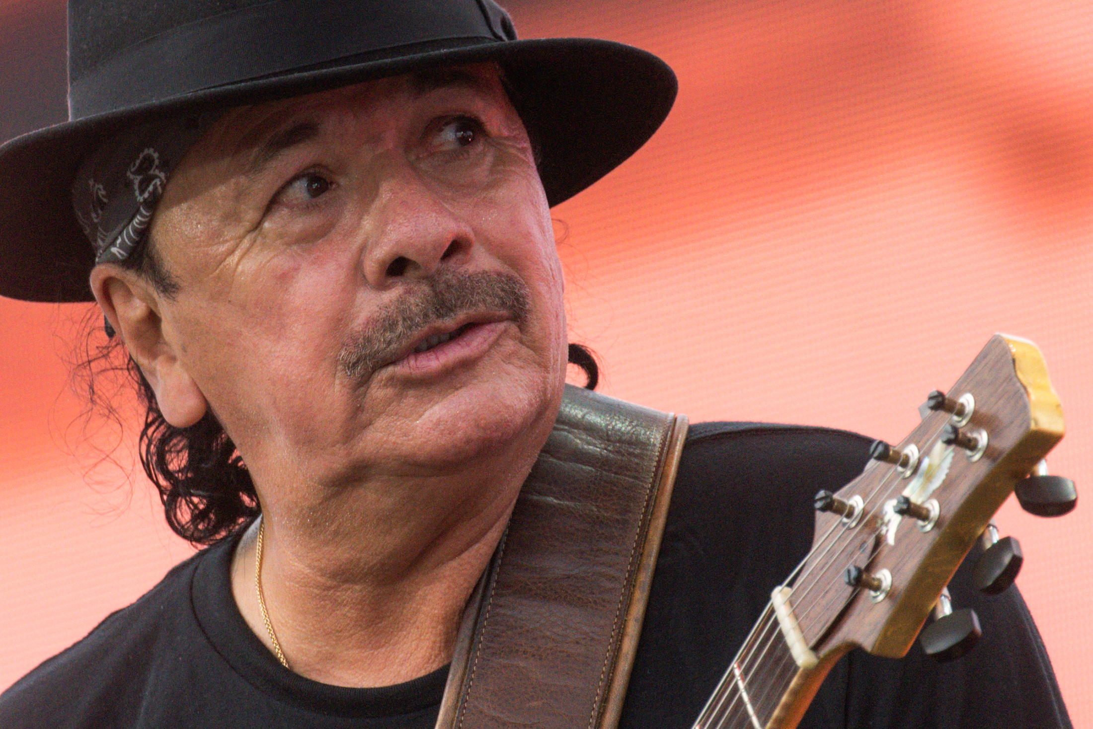 Carlos Santana se desmaya en pleno concierto en Michigan, EE.UU. - Noticias de hoy en República Dominicana | De Último Minuto