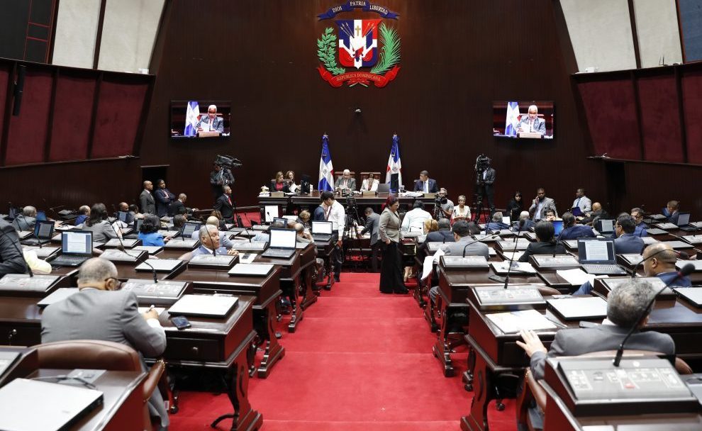 Diputados buscan elevar la “gracia navideña” a 2,000 dólares 