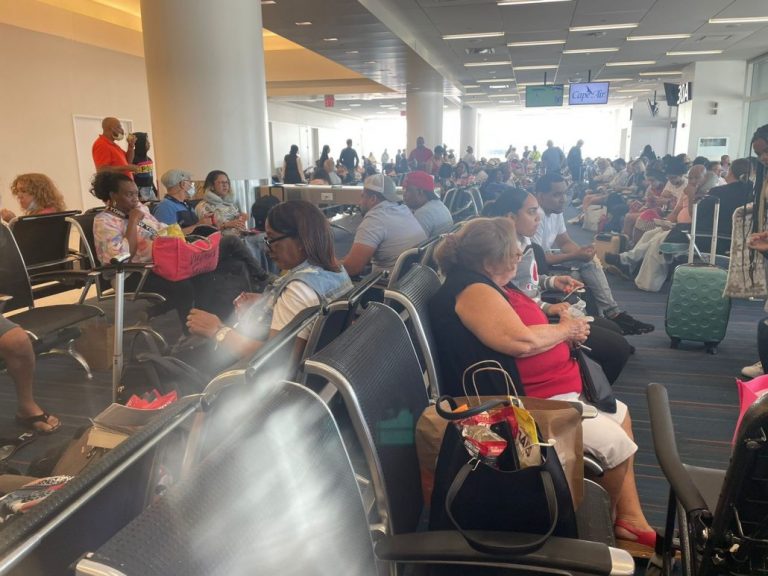 Cientos de pasajeros con destino a RD varados en NYC por retrasos en JetBlue