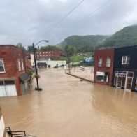 Tres muertos y miles sin electricidad por inundaciones en Kentucky