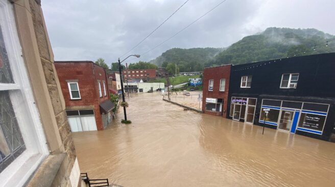 Tres muertos y miles sin electricidad por inundaciones en Kentucky