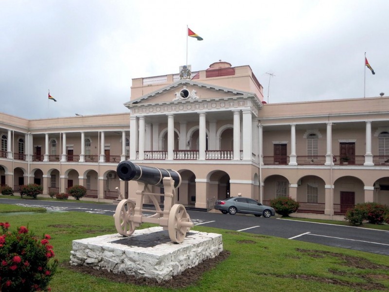 Suspenden 8 legisladores en Guyana por “pelea” en Parlamento