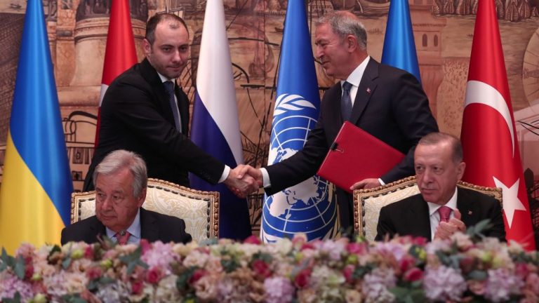 Rusia y Ucrania se preparan para ejecutar acuerdo del grano pese a combates
