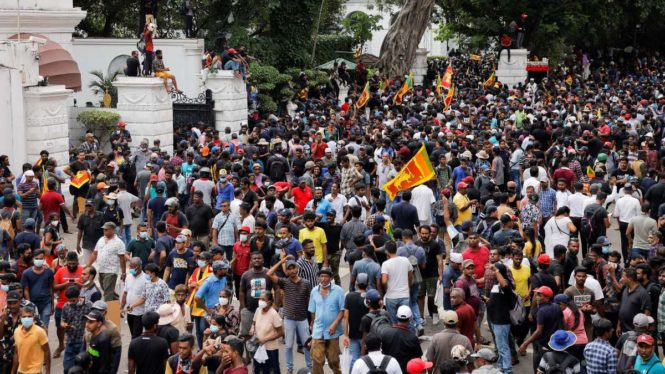 Primer ministro de Sri Lanka ofrece su dimisión entre masivas protestas