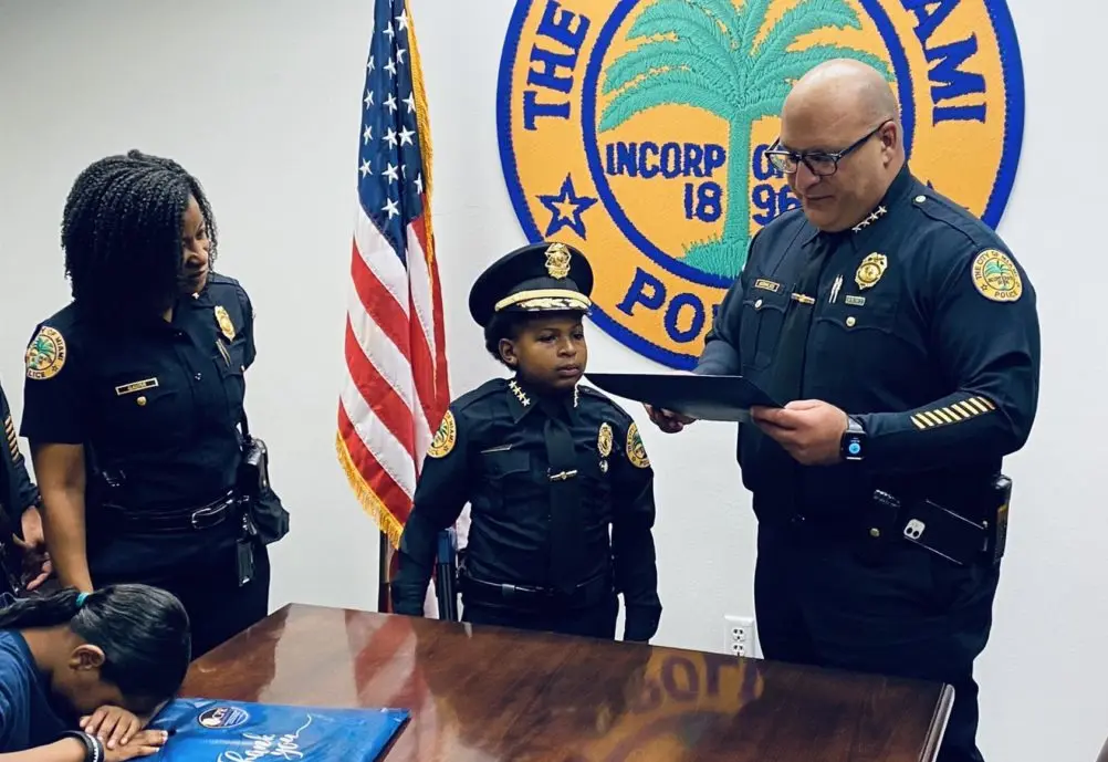 Un niño con un tumor cerebral cumple en Miami su deseo de ser policía