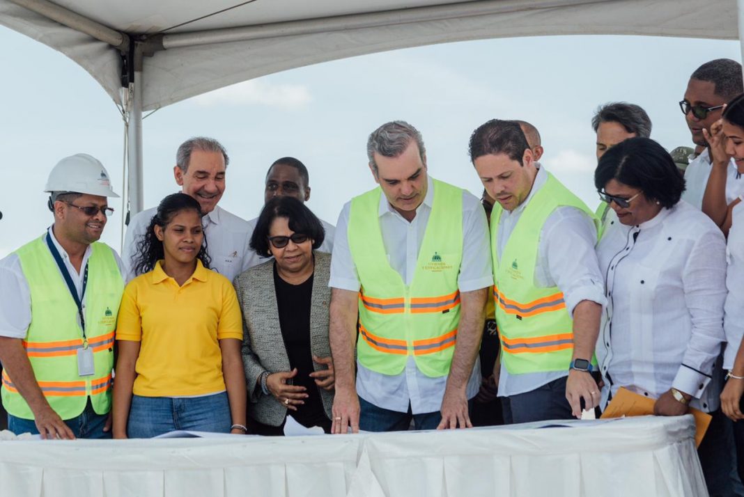 Presidente Abinader da inicio a la construcción de la UASD en Neyba