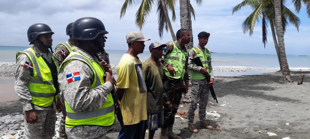 Apresan a dos de los pescadores que mataron a un tiburón en Nizao, Peravia