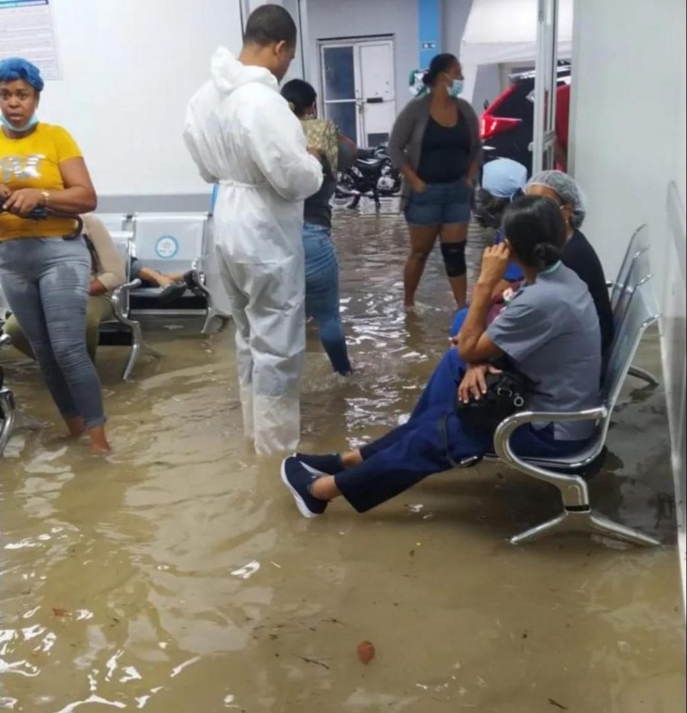 Fuertes lluvias provocan inundación en emergencia del Hospital Jaime Oliver Pino