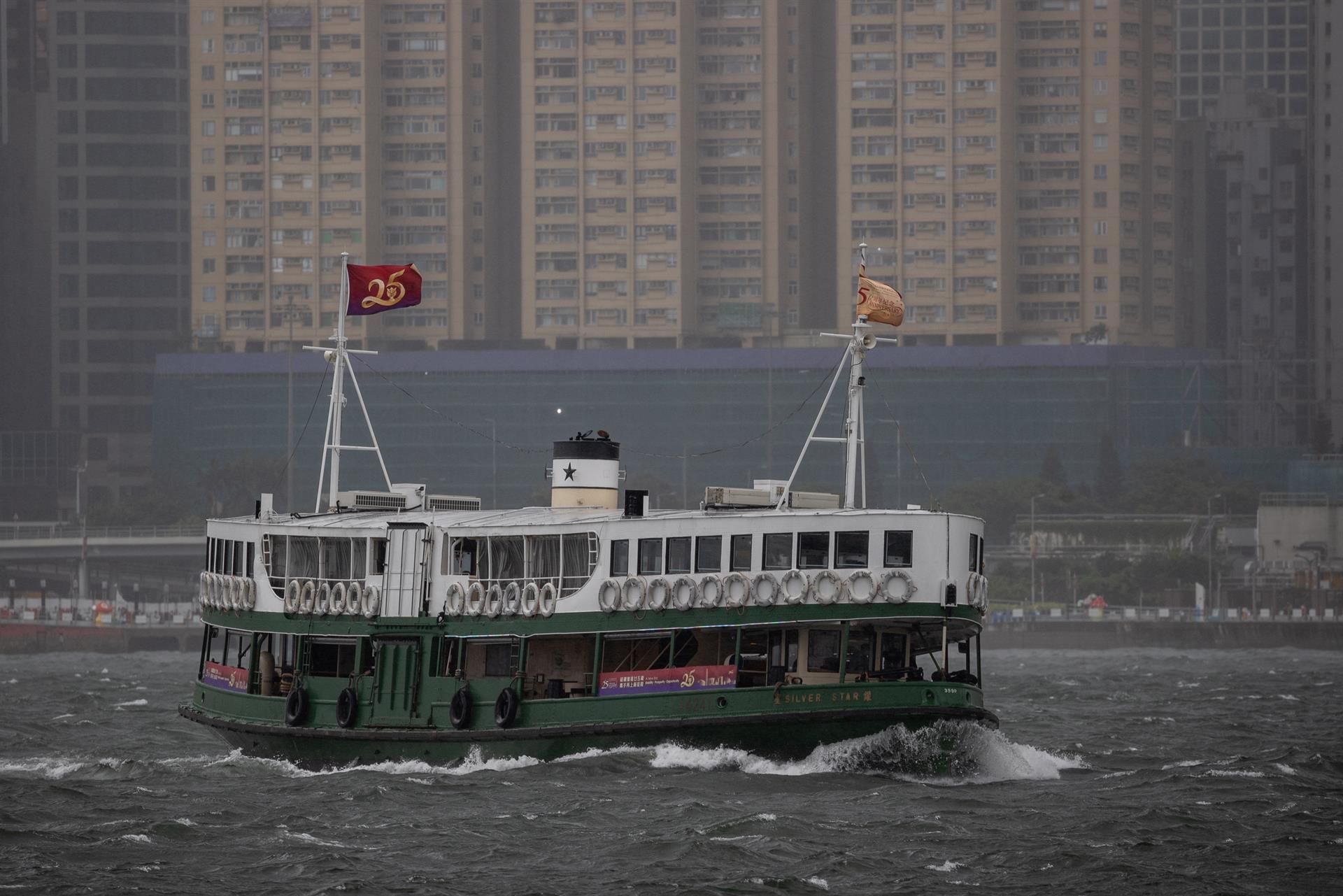 Al menos 27 desaparecidos tras hundirse buque grúa por tifón en China