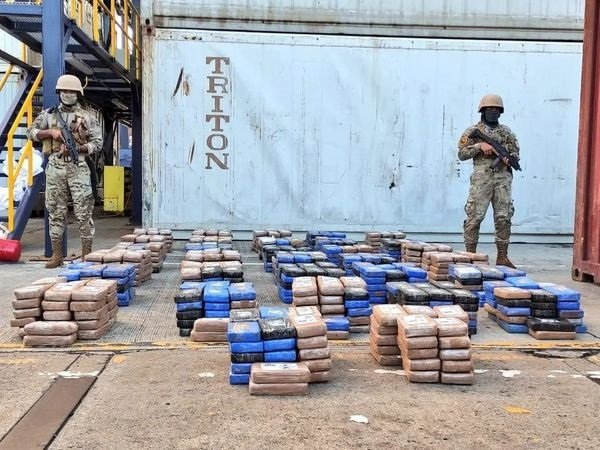 Decomisan en Panamá 688 paquetes de cocaína y arrestan a tres extranjeros