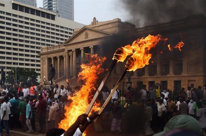 Manifestantes incendian residencia privada de primer ministro de Sri Lanka