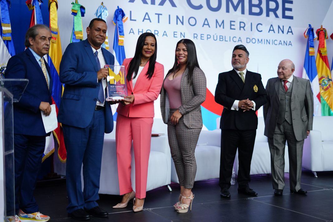 Víctor Dume recibe reconocimiento por su labor social junto al AIB