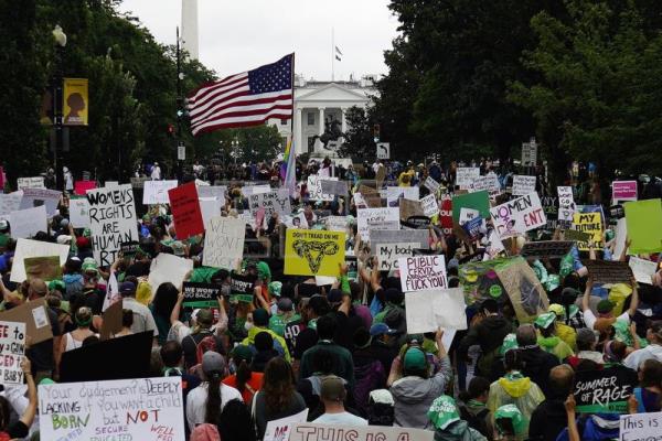 Cientos protestan frente a la Casa Blanca por la sentencia del aborto en EEUU