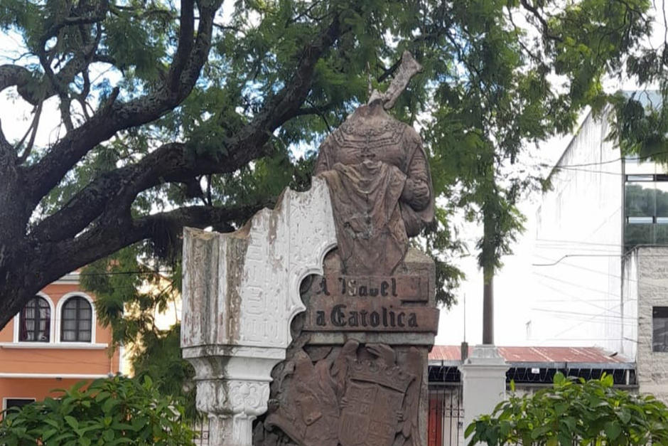 Destruyen monumento a Isabel la Católica en Ciudad de Guatemala