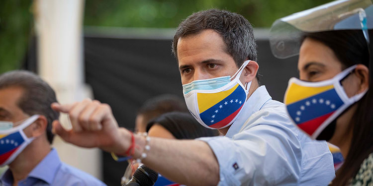 Salida de Guaidó de Colombia causa controversia en tres países