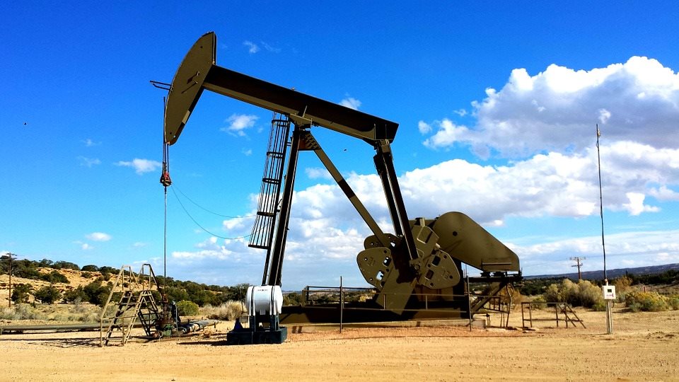 El petróleo de Texas gana un 2% y cierra en 104,79 dólares el barril