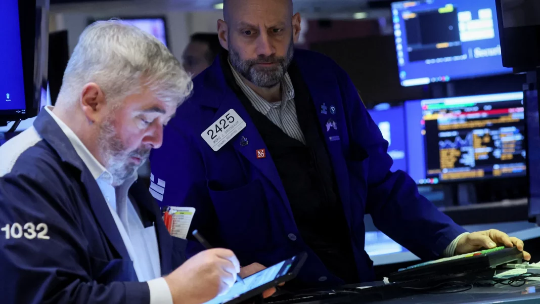 Wall Street cierra en verde tras las actas de la Fed y el Dow gana un 0,23%