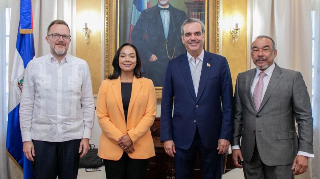 Abinader recibe visita de Laura Jiménez, asesora del Departamento de Estado de EEUU