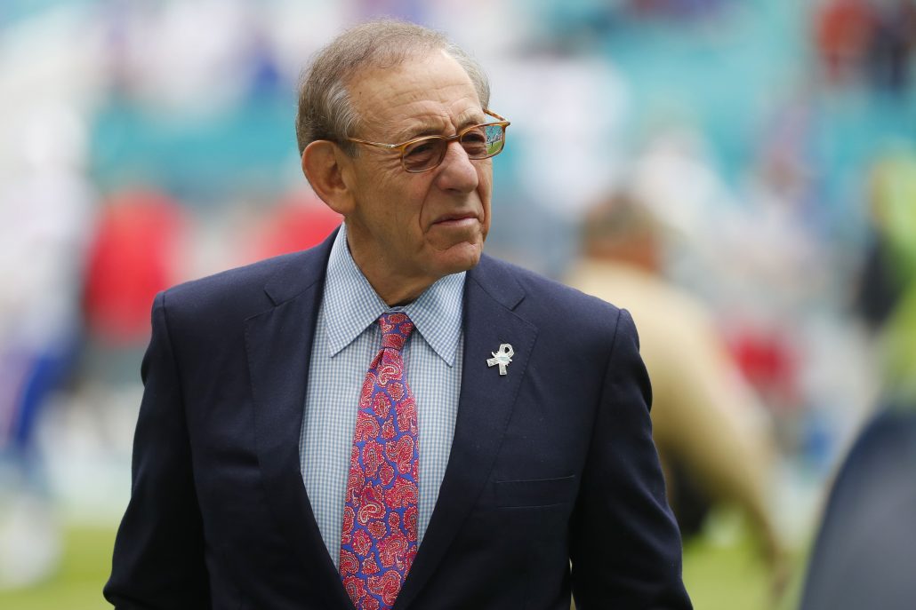 NFL impone fuertes sanciones al dueño de Dolphins