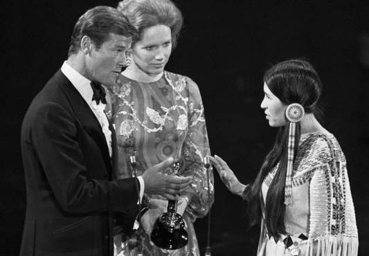 Premios Óscar se disculpan con indígena que recogió premio de Marlon Brando en 1973