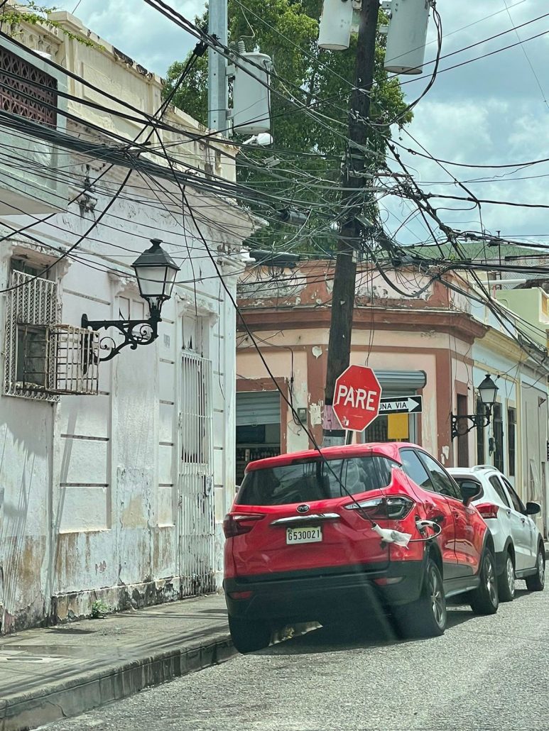 ¡Solo en RD! Cargan vehículo con un tendido eléctrico