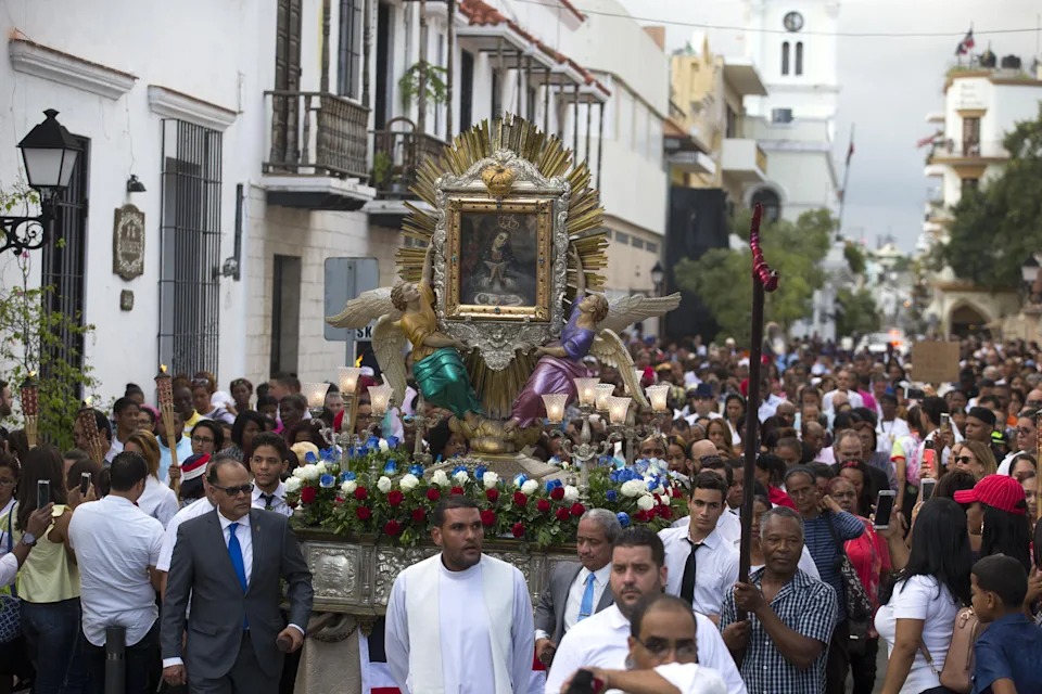 Miles veneran la Virgen de la Altagracia en sus 100 años de coronación