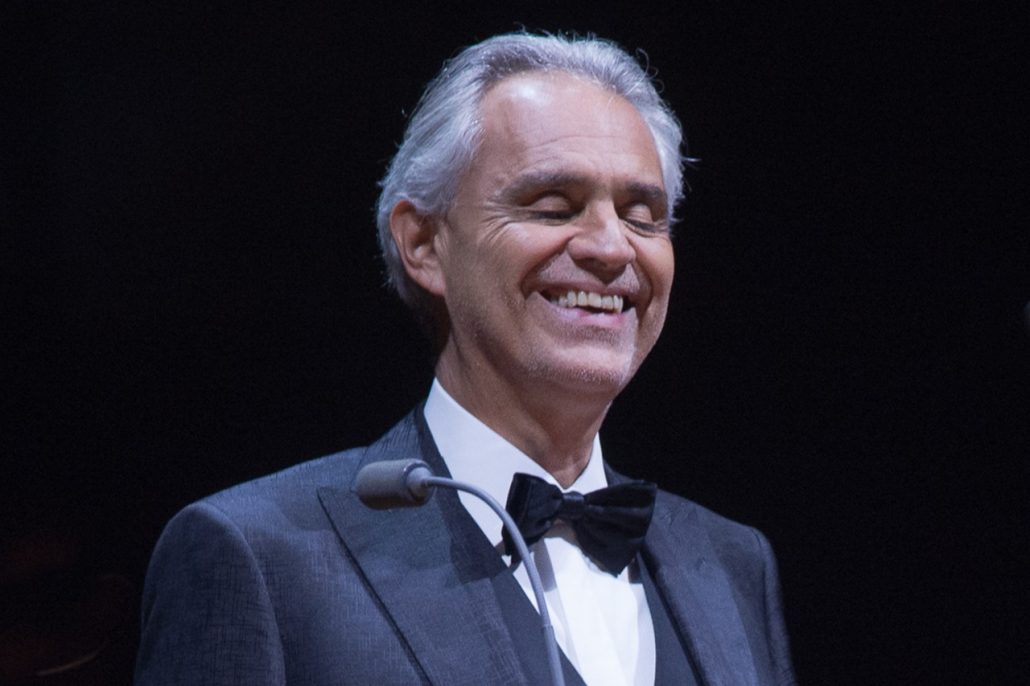 Andrea Bocelli, acento italiano, ritmo español y Marta Sánchez como invitada