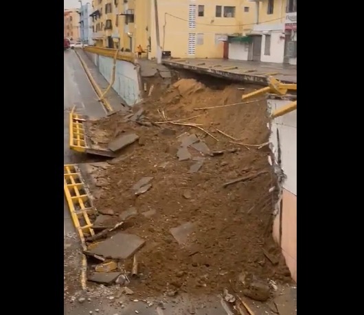 Se desploma muro de seguridad de puente Las Carreras en Santiago