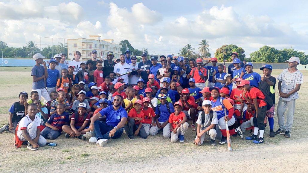 Fundación FYRE y Homerun Hopefuls entrega utilería deportiva a ligas de béisbol dominicanas