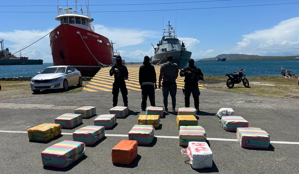 Autoridades confiscan 565 paquetes de cocaína en Peravia