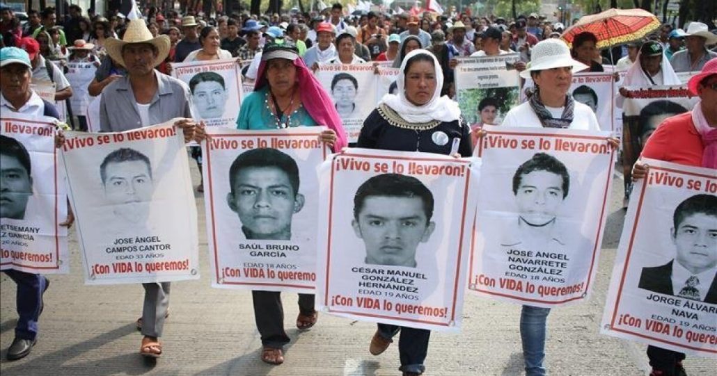 Padres de estudiantes desaparecidos en México continuarán su búsqueda con vida