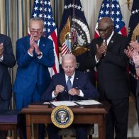 Biden firma ley para reducir la inflacion en EEUU
