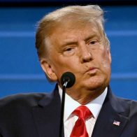Afirman Trump acumuló más de 300 documentos clasificados en su residencia