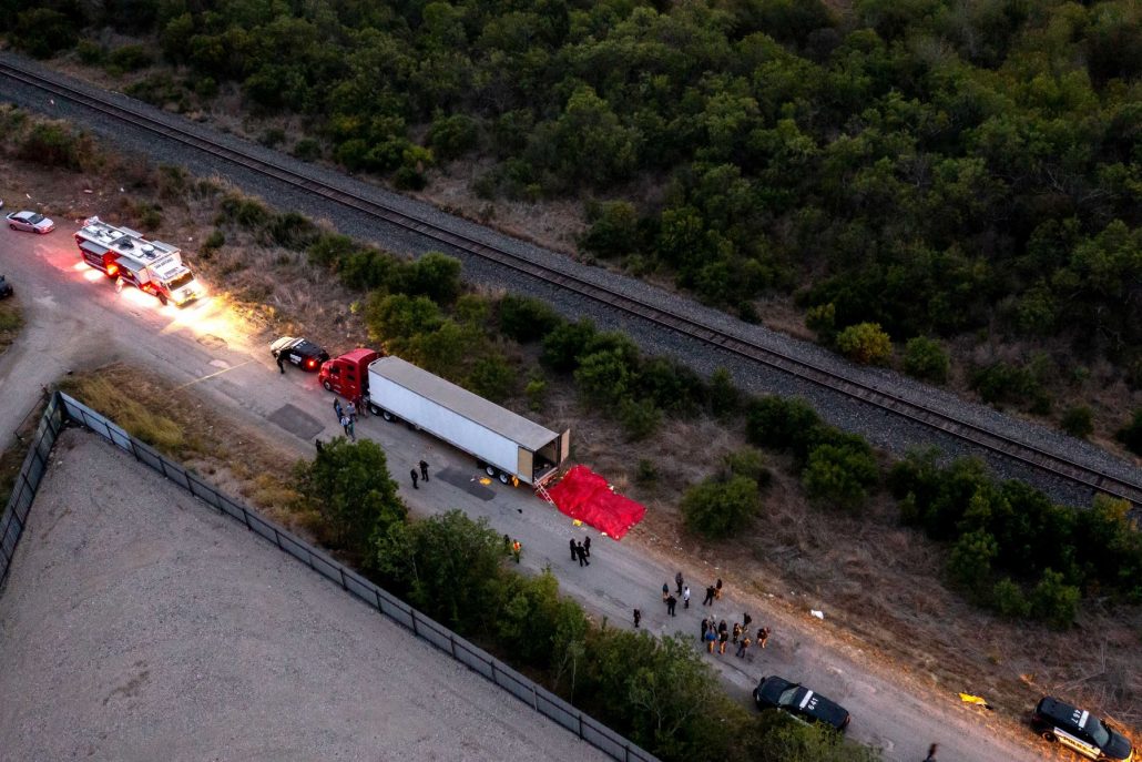 Hallan 121 migrantes abandonados en camión en el norte de México