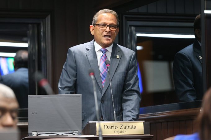 Darío Zapata vuelve al Congreso tras muerte de su hijo
