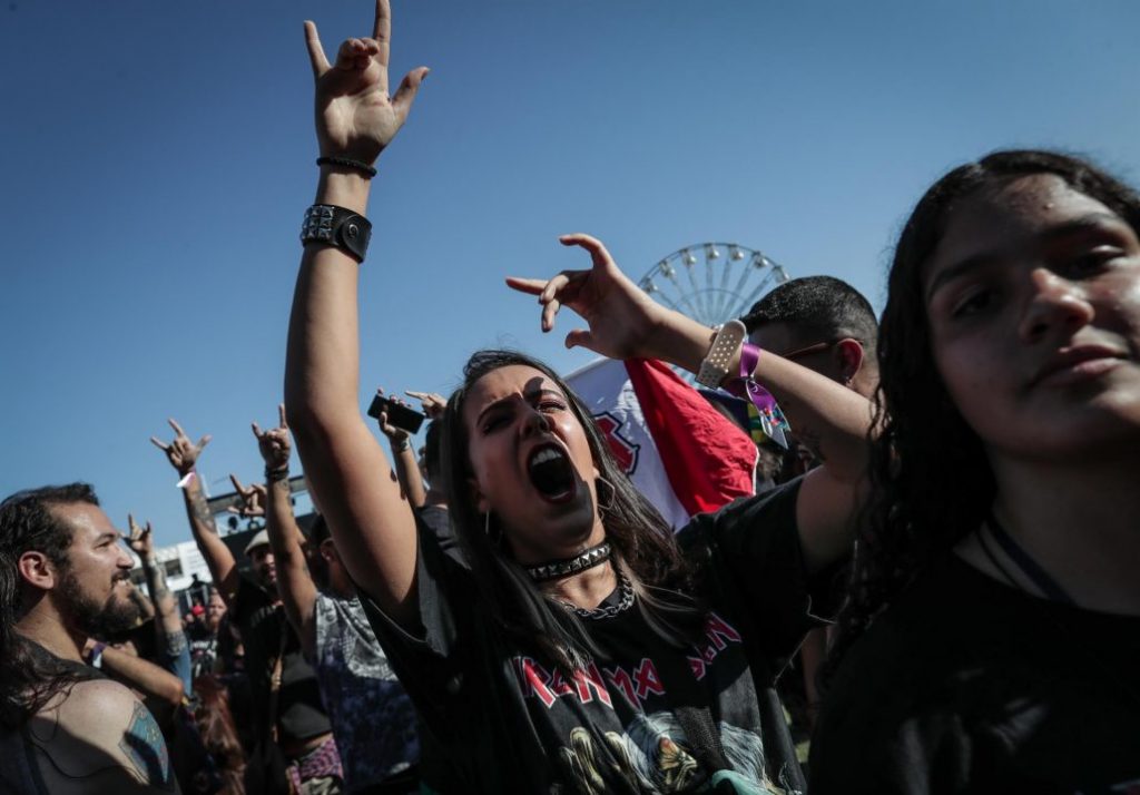 Metaleros se apoderan de "Rock in Río" en primer día del evento | De Último Minuto