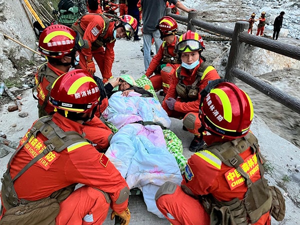 Suben a 46 los muertos tras terremoto de 6.8 en China