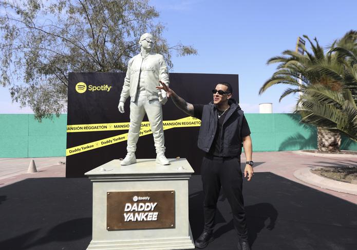 Daddy Yankee recibe estatua de tamaño real como homenaje en Chile