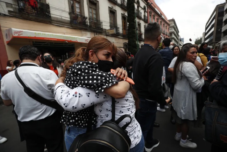 Personas se abrazan y salen a las calles en medio del susto que causó el terremoto de 7,7 en México