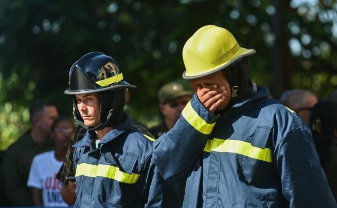 Cuba condecora póstumamente a bomberos del incendio industrial en Matanzas