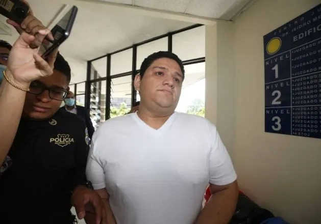 Procesan a tuitero por 
