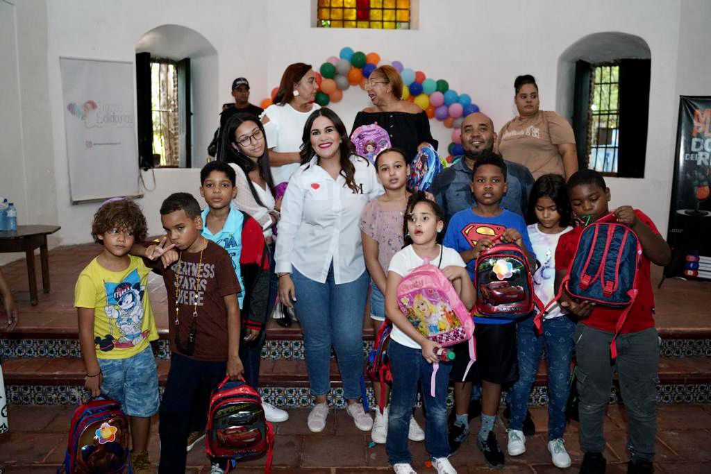 Donan útiles escolares a más de 650 niños del Distrito Nacional