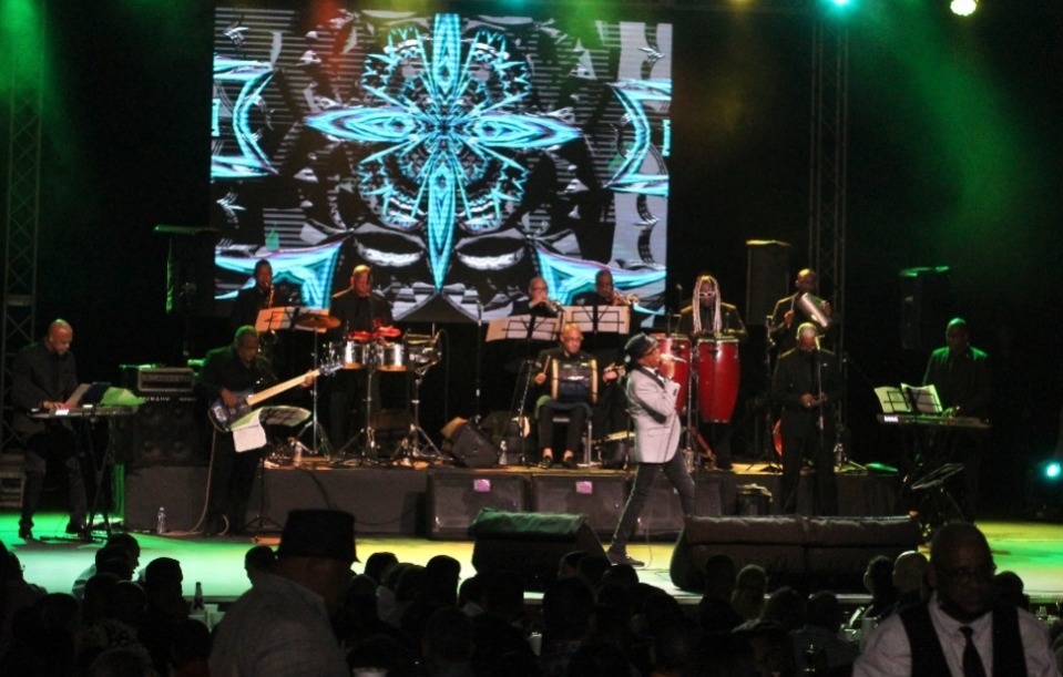 El teatro La Fiesta tenía gente de pie, tomando fotos con sus celulares y parejas bailando al compás de esta popular canción.